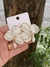 Br 0686-1: Brinco máxi orquídea com pérola. Semijoia. - comprar online