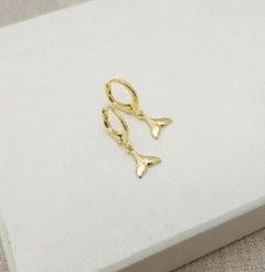 Mini Argola Pingente Rabo De Baleia Banhada A Ouro 18 K - comprar online