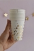 Imagen de Vasos blancos y estrellas doradas