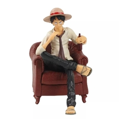 Action Figure Luffy no Sofá