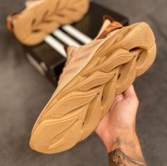 Tênis Adidas Yeezy 2020 na internet