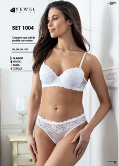 Modelo luciendo el conjunto de lencería Yewel 1004 en color blanco, compuesto por sujetador y panty de encaje.