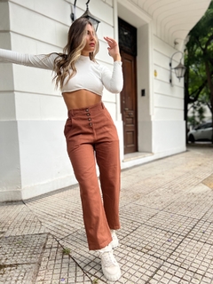 Pantalon recto con botones