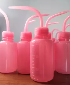 frasco almotolia pisseta bico curvo rosa 150ml para Limpeza e Enxague dos cilios.