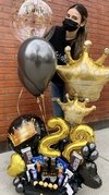 Detalle con Globos de números, chocolates y cervezas y globos con helio