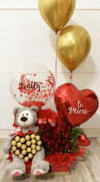 Detalle de corazón de rosas y Ferrero Rocher, peluche y globos.