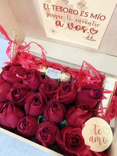 Baúl con rosas, mini champagne, Ferreros Rocher y globos con helio. en internet