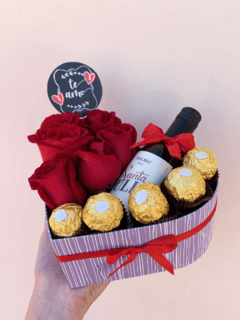 Caja corazón con rosas, bombones. - comprar online