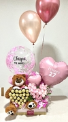Detalle corazón de rosas, corazón Ferrero Rocher, peluche y globos.