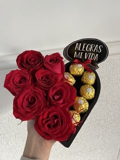 Detalle de corazón con rosas, Ferreros Rocher y globo con helio personalizado. en internet