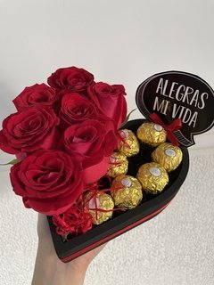 Detalle de corazón con rosas, Ferreros Rocher y globo con helio personalizado. - comprar online
