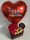 Detalle de corazón con rosas, Ferreros Rocher y globo con helio personalizado.