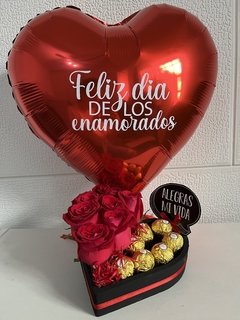 Detalle de corazón con rosas, Ferreros Rocher y globo con helio personalizado.