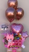 Detalle de Unicornio, chocolate, flores y globos.