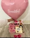 Detalle de Amor flores mini champana chocolates y globo