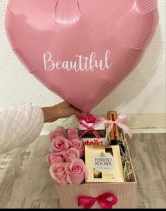 Detalle de Amor flores mini champana chocolates y globo