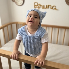 Conjunto Chaleco y gorrito de lana "Bruni" celeste en internet