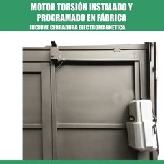 Portón levadizo automático, con motor torsión y 2 controles. De 2.55 x 2.05 chapa Nº 18 ciego. en internet