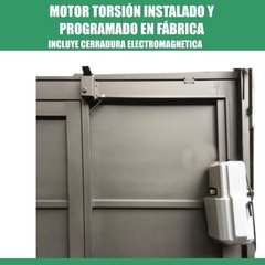 Portón levadizo con apliques de acero automático, con motor Torsión y 2 controles. De 2.70 x 2.35 chapa Nº 18 con postigos. Ideal Camioneta o 4x4 en internet